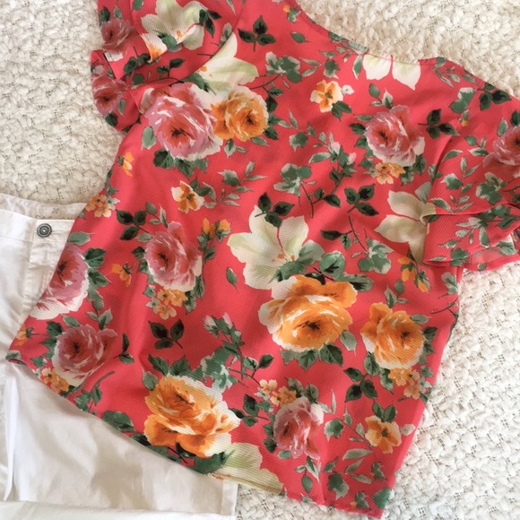 NWT Floral V-Neck Top w/Tiered Short Sleeves - Picture 6 of 16